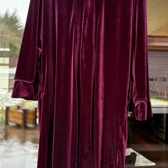 Wine Coloured Velvet Ralph Lauren Zip-Front Robe - Picture 2 of 6